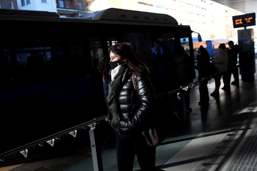 Colas de gente esperando el autob&uacute;s en Madrid (Espa&ntilde;a), a 18 de enero de 2021.