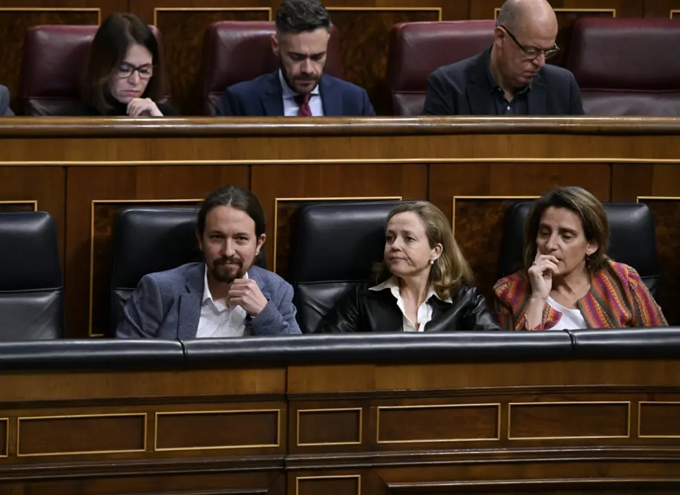 (I-D)  El vicepresidente de Derechos Sociales y Agenda 2030, Pablo Iglesias; la vicepresidenta de Asuntos Econ&oacute;micos, Nadia Calvi&ntilde;o; la vicepresidenta para la Transici&oacute;n Ecol&oacute;gica, Teresa Ribera, durante una sesi&oacute;n plenaria en el Congreso