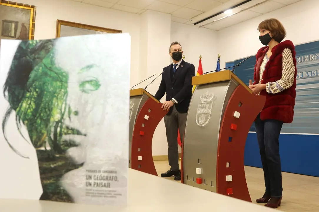 El consejero de Desarrollo Rural, Ganader&iacute;a, Pesca, Alimentaci&oacute;n y Medio Ambiente, Guillermo Blanco, acompa&ntilde;ado de la presidenta del Colegio de Ge&oacute;grafos, B&aacute;rbara Quevedo, presenta el libro &ldquo;Paisajes de Cantabria: un ge&oacute;grafo, un paisaje&rdquo;.