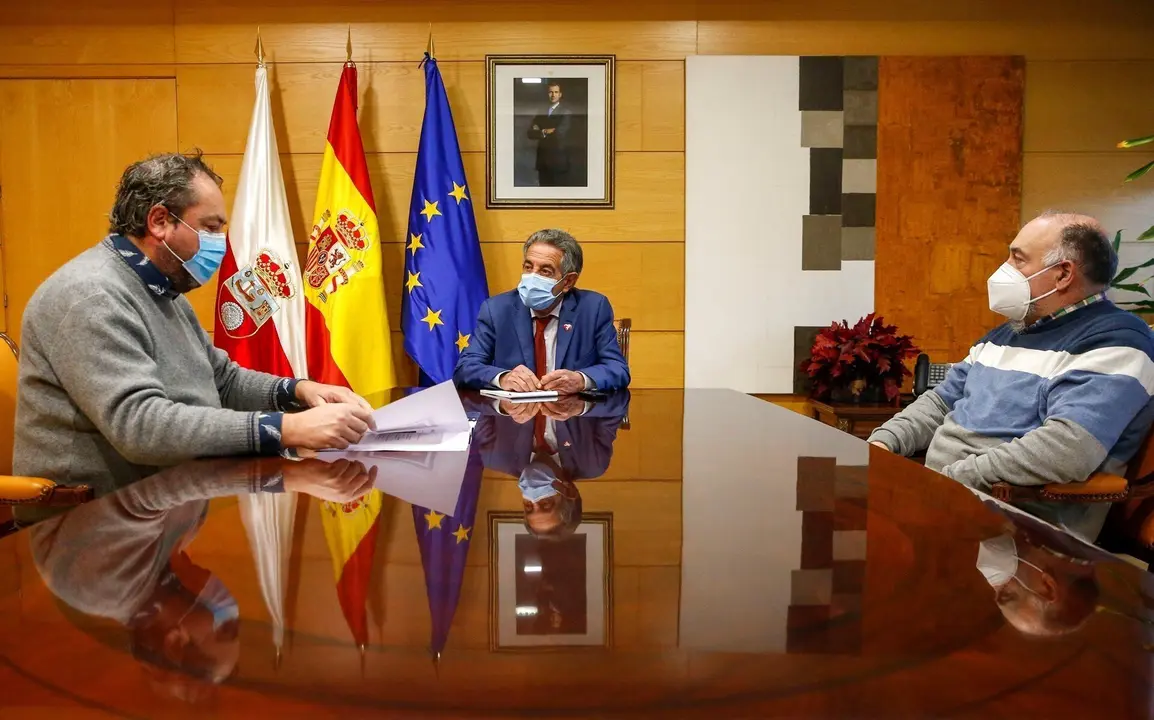 Revilla se re&uacute;ne con el alcalde de Penagos