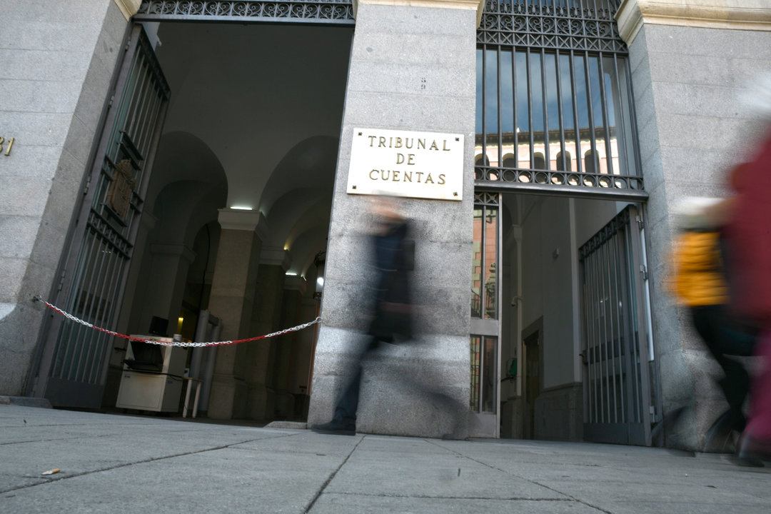 Puerta principal del edificio del Tribunal de Cuentas en la Calle Fuecarral , número 81 de Madrid (España).