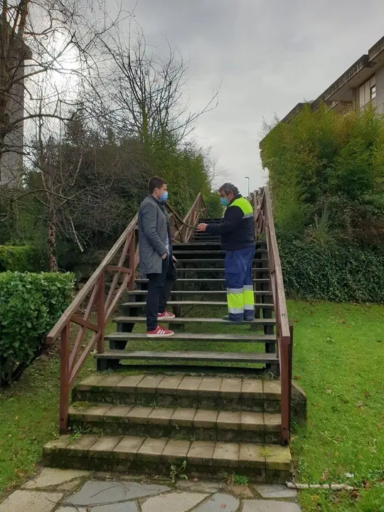 El concejal de Barrios de Astillero, Alejandro Hoz, visita las escaleras que se van a arreglar junto al encargado de Obras del Consistorio