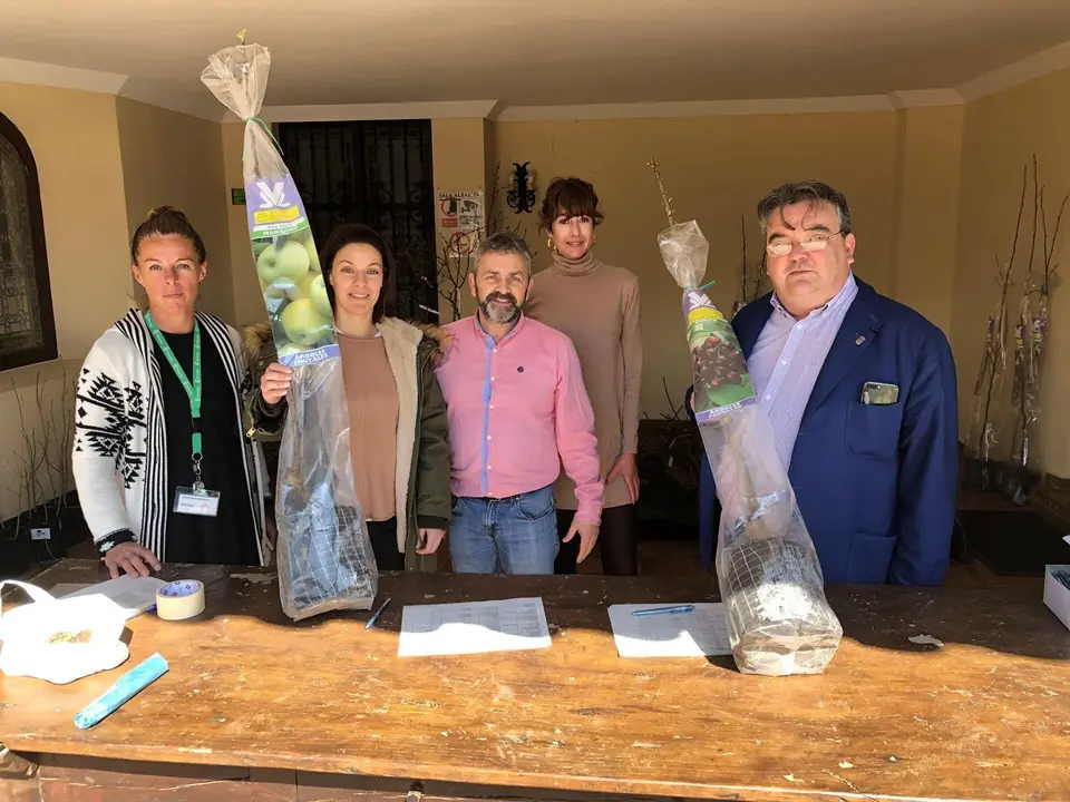 Noja.- Plantados por el D&iacute;a del &Aacute;rbol casi 250 ejemplares y repartidos otros 220 entre los vecinos