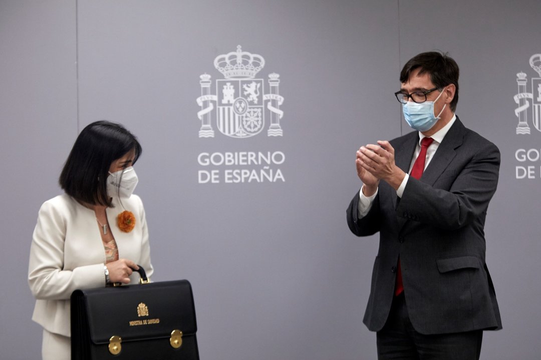 La nueva ministra de Sanidad, Carolina Darias (i) y el anterior titular de ese departamento, Salvador Illa (d), durante el acto de traspaso de la cartera del Ministerio de Sanidad, en Madrid (España), a 27 de enero de 2021.