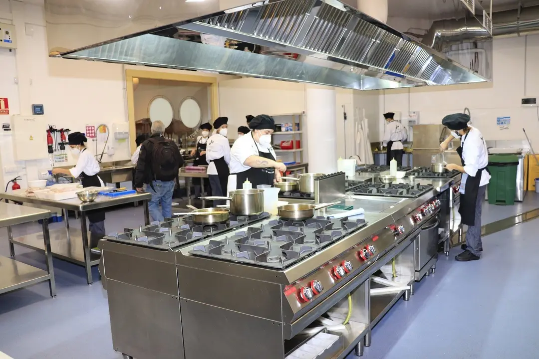 El alcalde de Torrelavega visita la Escuela Taller y Talleres de Empleo de Corporaciones Locales