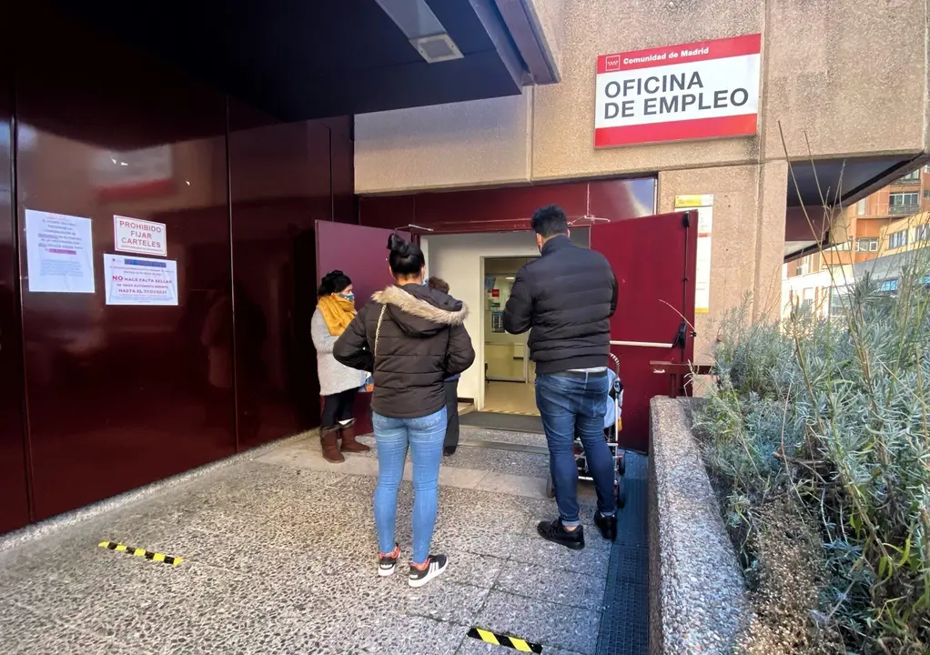 Varias personas frente a una oficina de empleo en Madrid (Espa&ntilde;a), a 5 de enero de 2021. El a&ntilde;o 2020, marcado por la crisis del Covid durante nueve de sus doce meses, rompi&oacute; con siete a&ntilde;os consecutivos de descensos del paro registrado al sumar en el conju