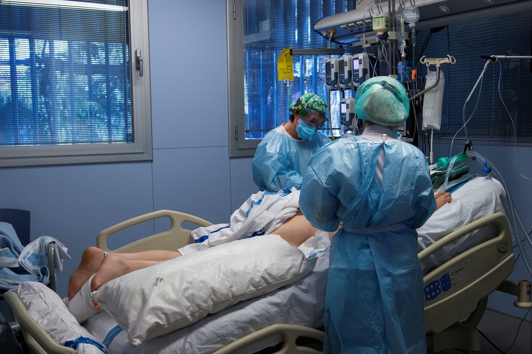 Personal sanitario atendiendo a un paciente ingresado en la Unidad de Cuidados Intensivos (UCI).