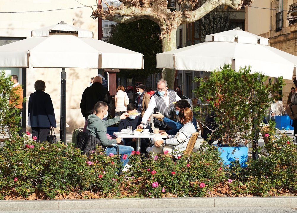 Personas sentadas en una terraza de Santander. Archivo