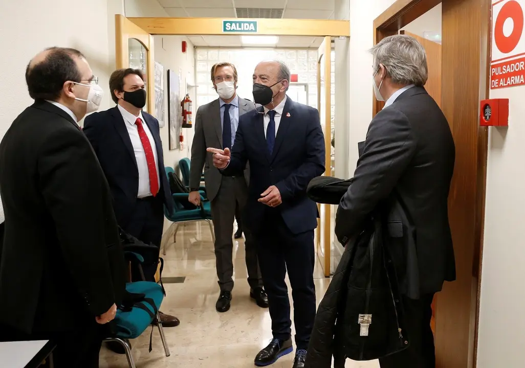 El consejero de Transporte, Javier L&oacute;pez Marcano, se re&uacute;ne con los responsables de Alsa