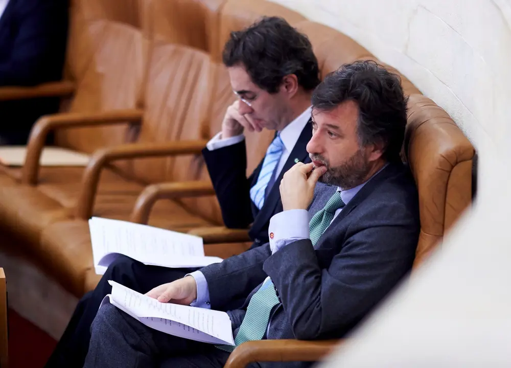 Los diputados de Vox en el Parlamento de Cantabria Armando Blanco (i) y Crist&oacute;bal Palacio (d)