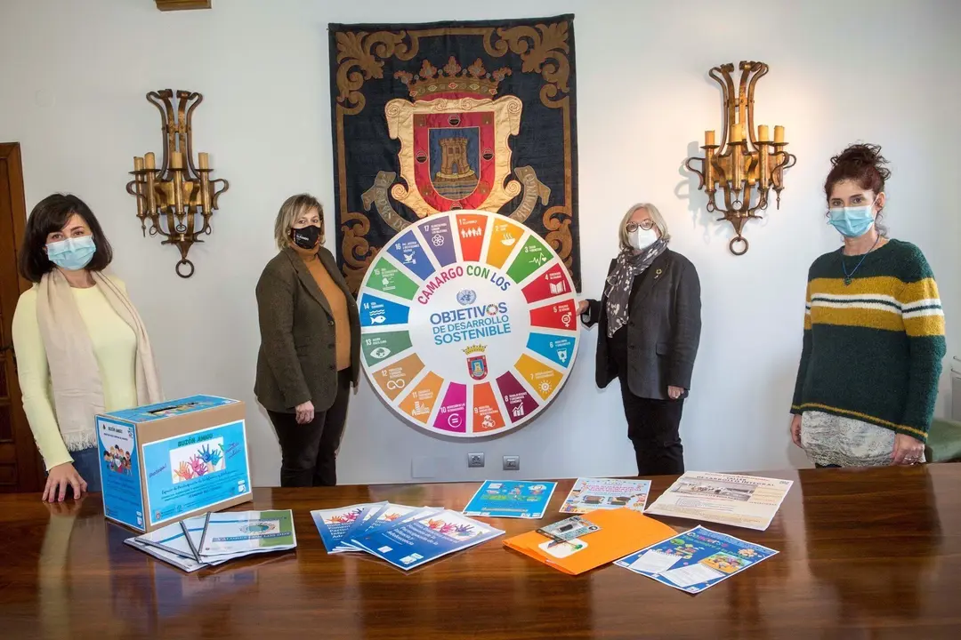 La alcaldesa y la concejala de Educaci&oacute;n de Camargo en la entrega de recursos did&aacute;cticos a centros educativos