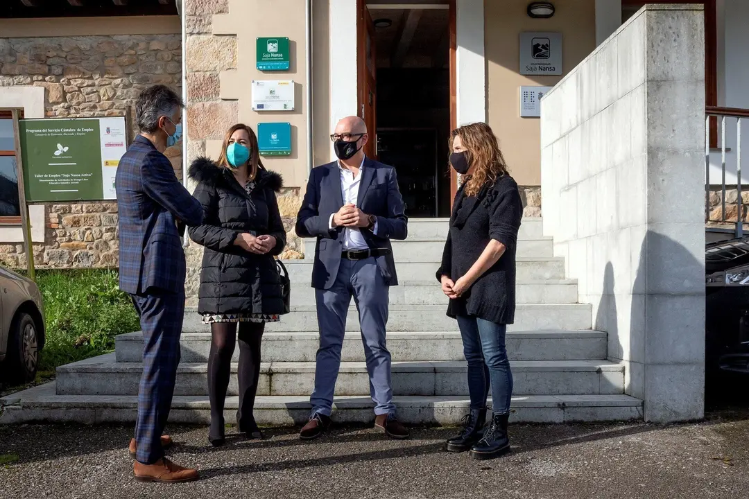 La consejera de Econom&iacute;a y Hacienda, Mar&iacute;a S&aacute;nchez, y el director de la Agencia C&aacute;ntabra de Administraci&oacute;n Tributaria, C&eacute;sar Aja, visitan la Asociaci&oacute;n de Desarrollo Rural Saja Nansa