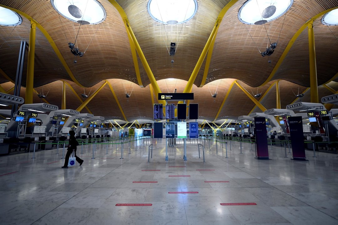 Terminal T4 casi vacía en el Aeropuerto de Madrid-Barajas Adolfo Suárez, en Madrid (España),