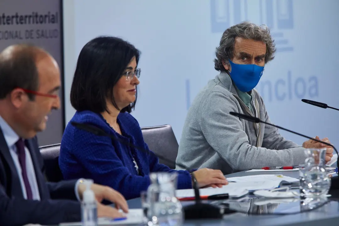 (I-D) El ministro de Pol&iacute;tica Territorial y Funci&oacute;n P&uacute;blica, Miquel Iceta, la ministra de Sanidad, Carolina Darias y el director del Centro de Coordinaci&oacute;n de Alertas y Emergencias Sanitarias (CCAES), Fernando Sim&oacute;n , comparecen en rueda de prensa tras pr