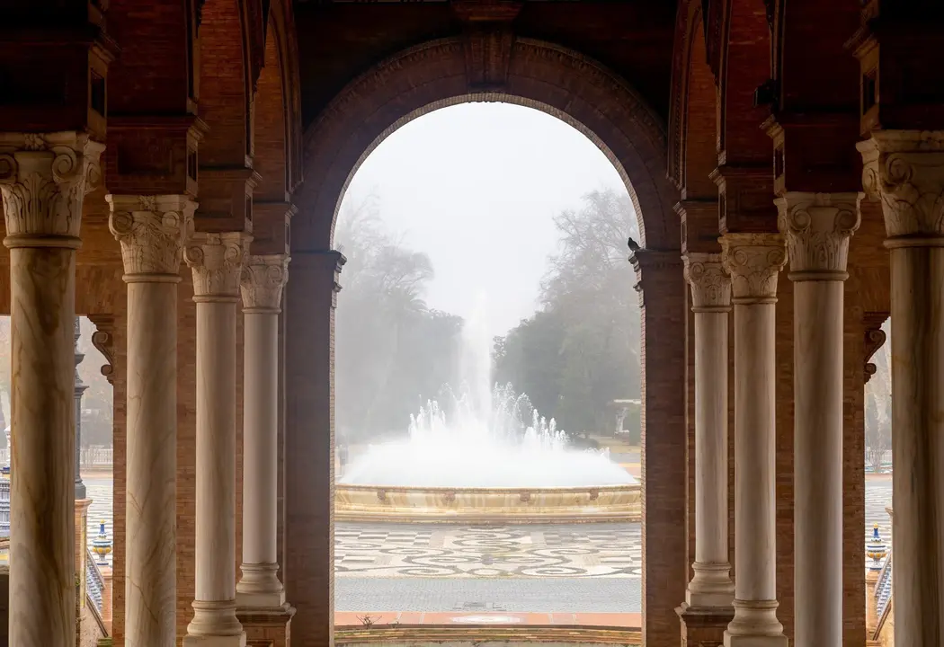 Sevilla ha amanecido con unos densos bancos de niebla que ha cubierto el &aacute;rea metropolitana. En la imagen la Plaza de Espa&ntilde;a del  Parque de Mar&iacute;a Luisa. Sevilla a 27 de enero del 2020