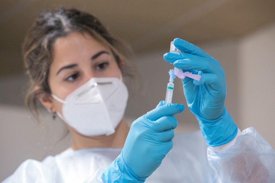 Nerea Bernardo, enfermera de Atención Primaria del área sanitaria V, prepara la segunda dosis de la vacuna Pfizer-BioNTech contra el coronavirus