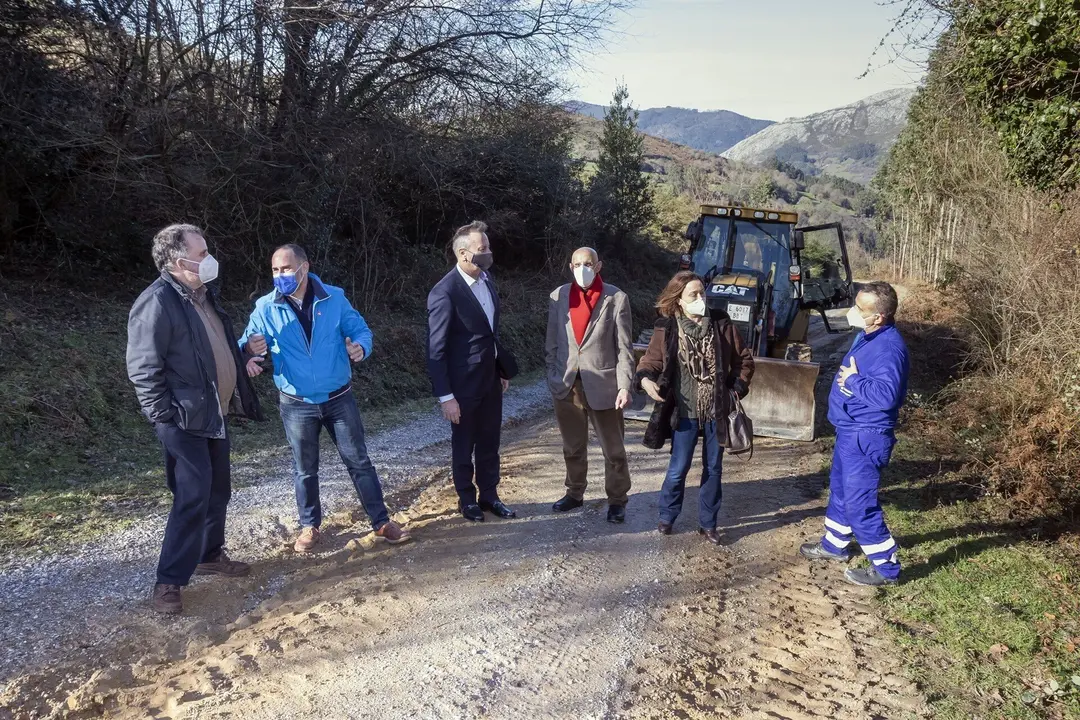El consejero de Desarrollo Rural, Guillermo Blanco, visita las labores de mejora de caminos rurales del servicio de estructuras agrarias en San Felices de Buelna