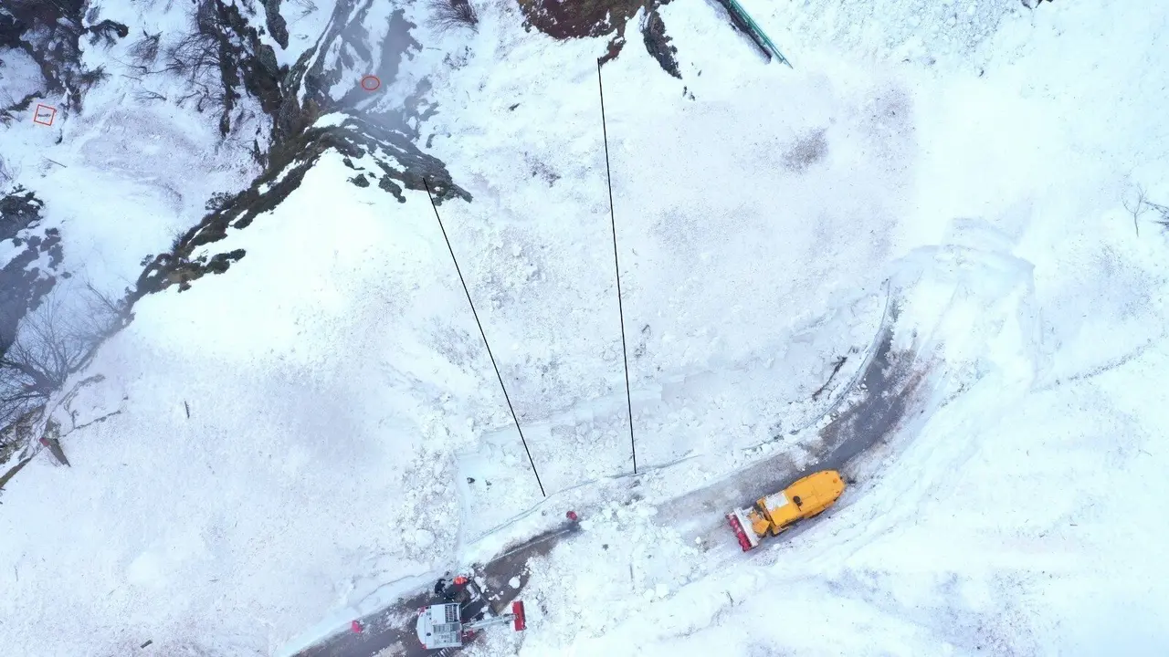 Vista a&eacute;rea del Puerto de San Isidro, en Aller, donde contin&uacute;an las labores de b&uacute;squeda del operario desaparecido el pasado 1 de enero tras un alud que arrastr&oacute; la m&aacute;quina quitanieves en la que trabajaba.