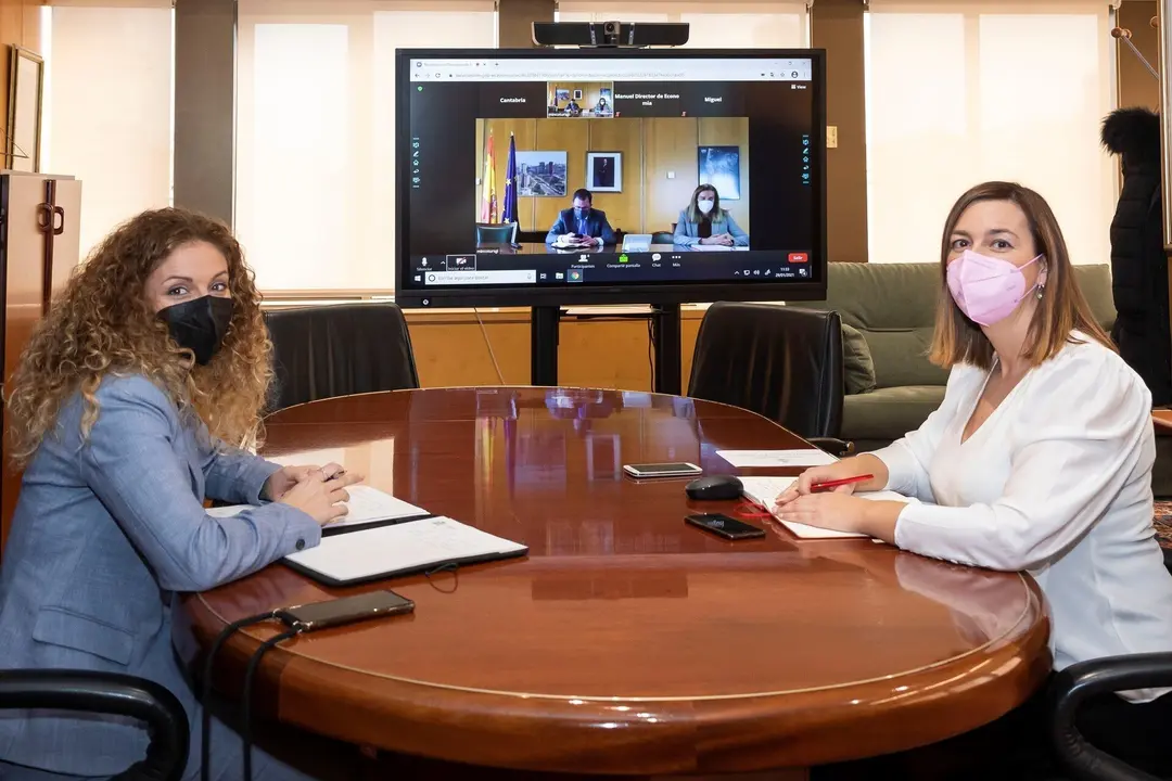 La Delegada Del Gobierno En Cantabria, Ainoa Qui&ntilde;ones (I), Y La Consejera De Econom&iacute;a Y Hacienda, Mar&iacute;a S&aacute;nchez (D) Se Re&uacute;nen Telem&aacute;ticamente Con El Secretario General De Industria Y PYME