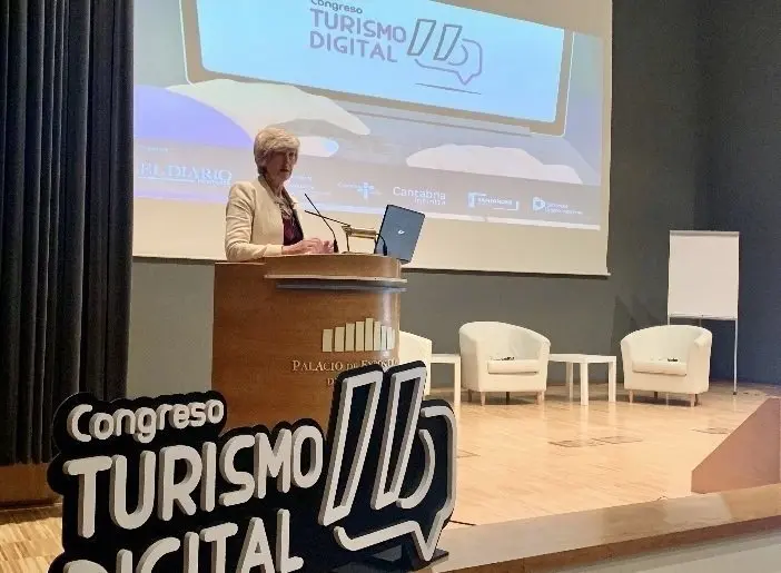 La consejera de Turismo, Marina Lomb&oacute;