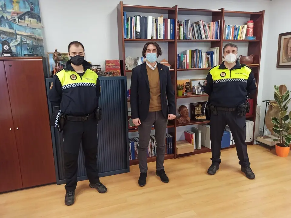 Alcalde de Astillero con dos nuevos polic&iacute;as locales