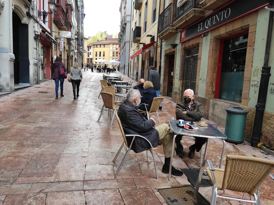 Terrazas de hosteler&iacute;a en Oviedo con personas con mascarilla en las mesas.