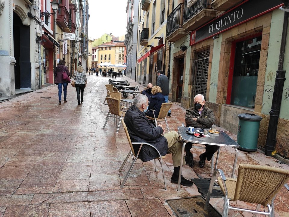 Terrazas de hostelería en Oviedo con personas con mascarilla en las mesas.
