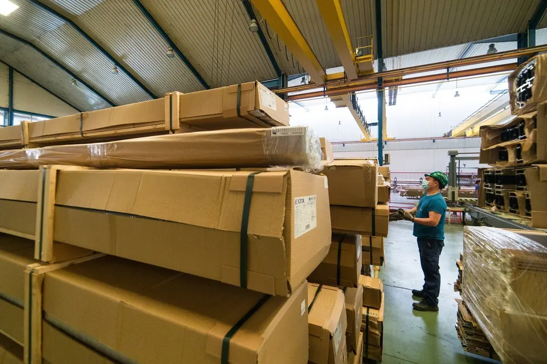 Un trabajador durante en una empresa de perfiles met&aacute;licos