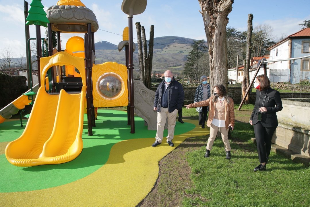 La consejera de Presidencia, Paula Fernández, visita las obras del parque de Santa Cruz de Molledo