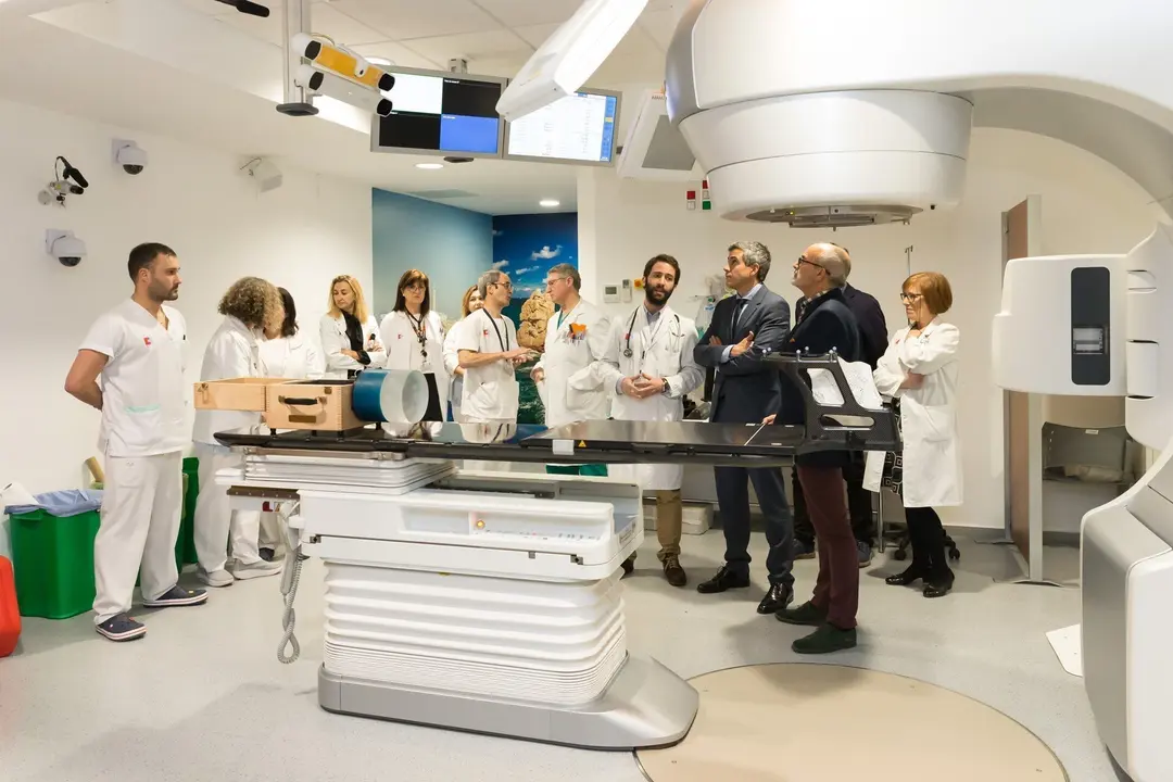 El vicepresidente y consejero de Universidades, Igualdad, Cultura y Deporte, Pablo Zuloaga, y el consejero de Sanidad, Miguel Rodr&iacute;guez, en una visita al servicio de Oncolog&iacute;a Radioter&aacute;pica de Valdecilla. Archivo.