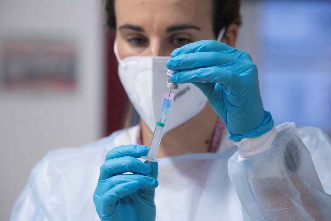 Una enfermera prepara la segunda dosis de la vacuna Pfizer-BioNTech contra el coronavirus