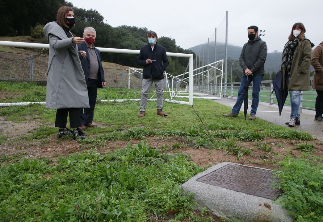La consejera de Presidencia , Paula Fernández, visita las obras del campo de fútbol de Villaescusa