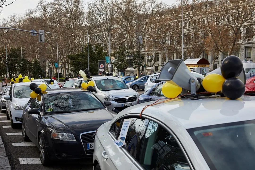Caravana de coches en la plaza de Cibeles, en Madrid, en la concentraci&oacute;n de este domingo para protestar contra la contrataci&oacute;n temporal en las administraciones p&uacute;blicas
