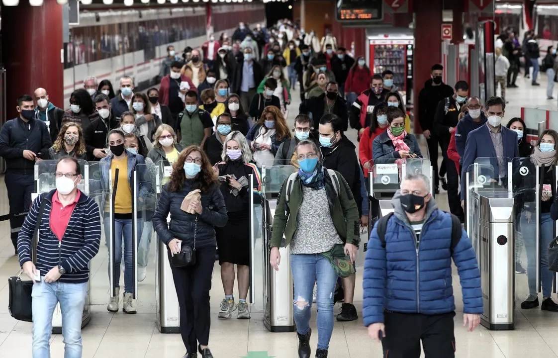 Usuarios de cercan&iacute;as caminan por las instalaciones de la estaci&oacute;n de Renfe de Getafe, Madrid (Espa&ntilde;a)
