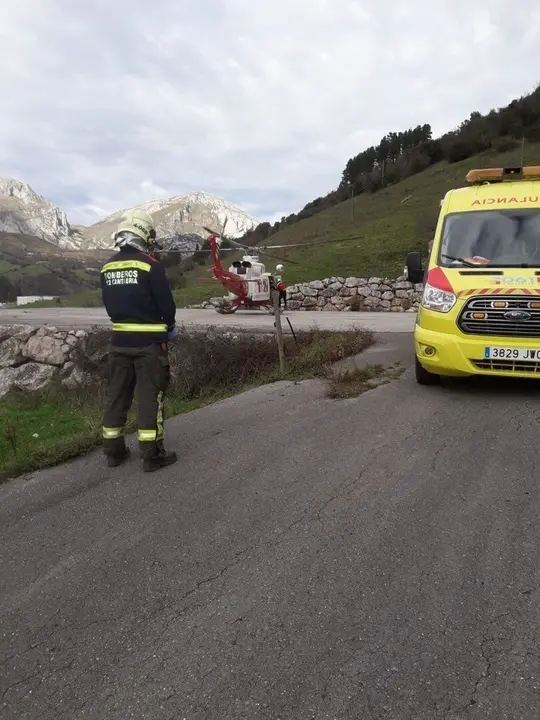 El helic&oacute;ptero del 112 realiza un traslado sanitario urgente de una vecina de Cosgaya