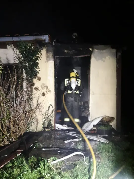 Vivienda incendiada en Sar&oacute;n