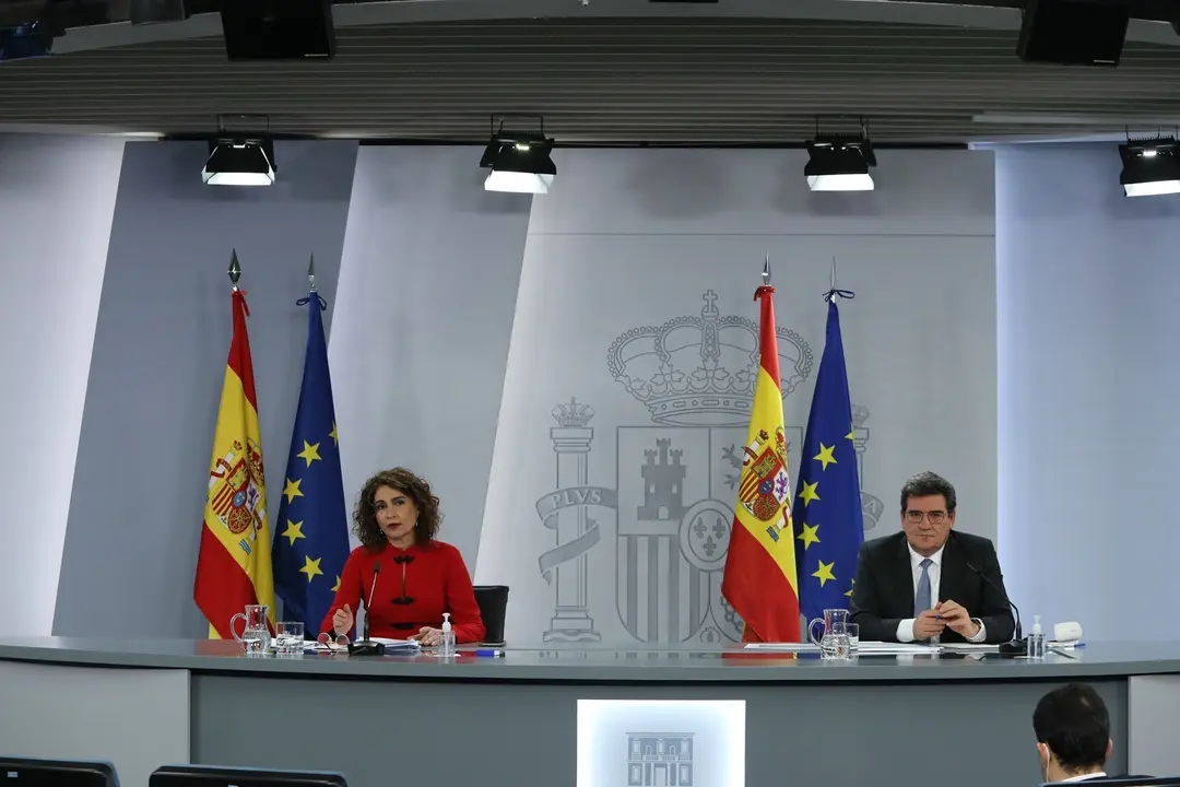 La portavoz del Gobierno y ministra de Hacienda, Mar&iacute;a Jes&uacute;s Montero, y el ministro de Inclusi&oacute;n, Seguridad Social y Migraciones, Jos&eacute; Luis Escriv&aacute; intervienen durante la rueda de prensa posterior al Consejo de Ministros.