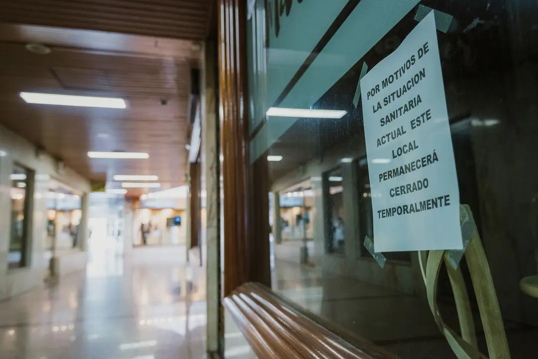 Un c&aacute;rtel en el que anuncia que el local permanecer&aacute; cerrado temporalmente.