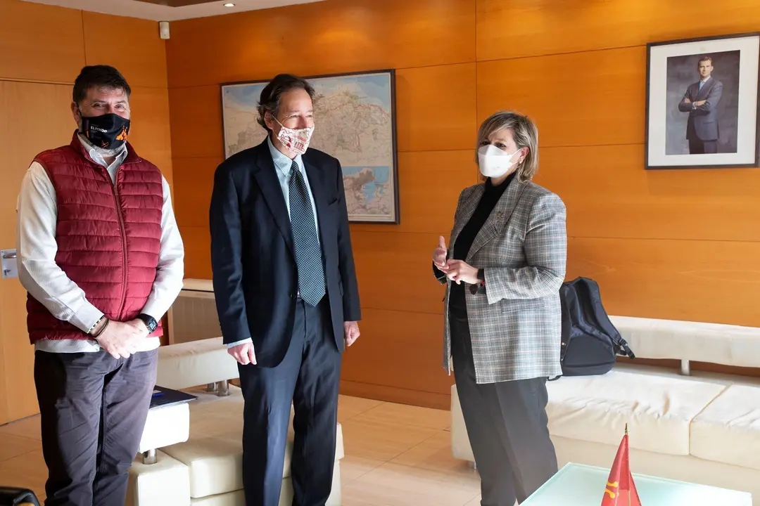 El consejero de Obras P&uacute;blicas, Ordenaci&oacute;n del Territorio y Urbanismo, Jos&eacute; Luis Gochicoa, recibe a la alcaldesa de Camargo, Esther Bolado.