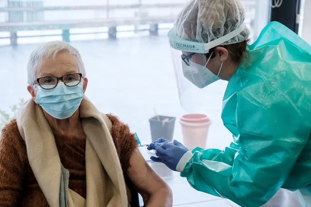 Una sanitaria vacuna en una residencia de Ibiza.