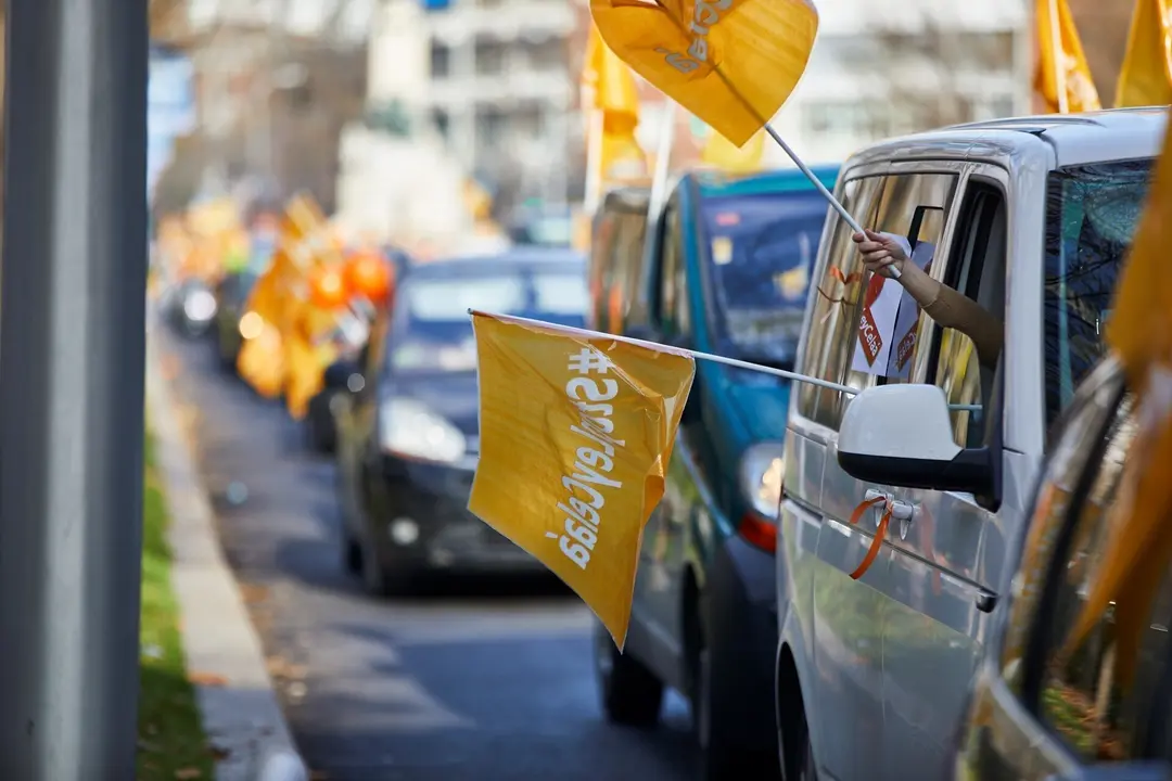 Varios coches circulan durante una manifestaci&oacute;n contra la 'Ley Cela&aacute;', en Madrid, el pasado 20 de diciembre