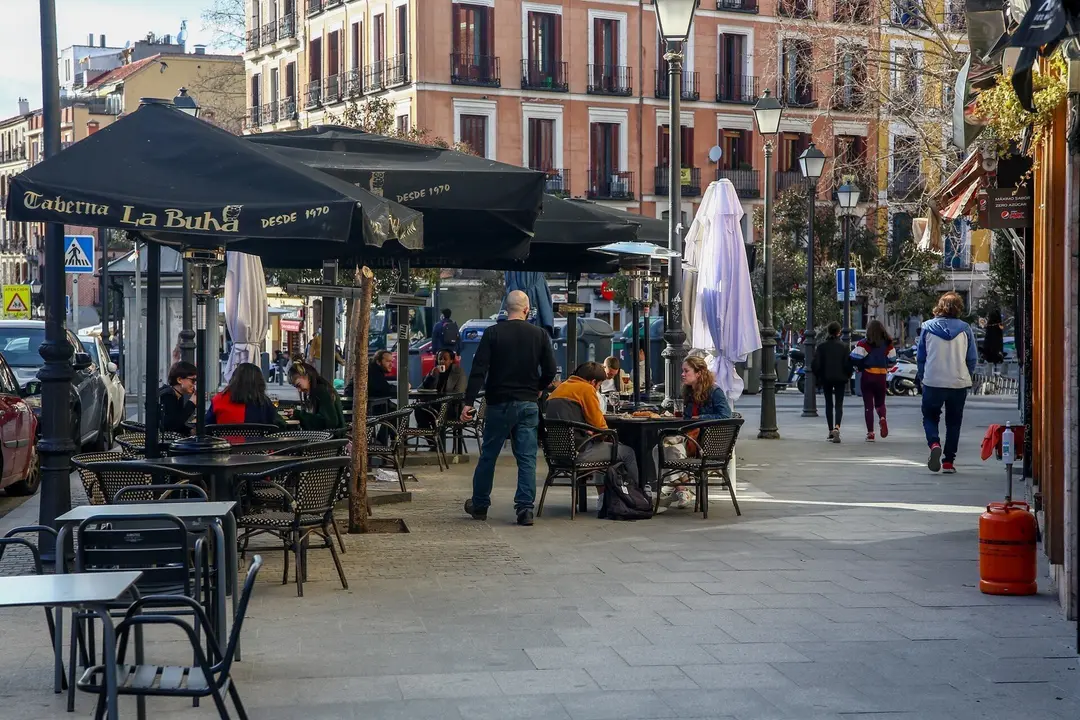 Terraza del restaurante La Buh&aacute; en el distrito de La Latina en Madrid (Espa&ntilde;a).