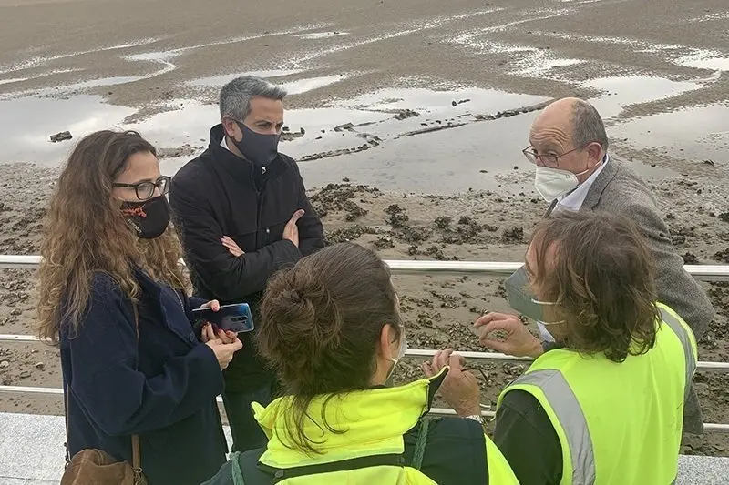 El vicepresidente regional, Pablo Zuloaga,  junto a la directora general de Patrimonio, Zoraida Hijosa, y el alcalde de San Vicente, Dionisio Luguera, en la zona donde se ha producido el hallazgo del pecio