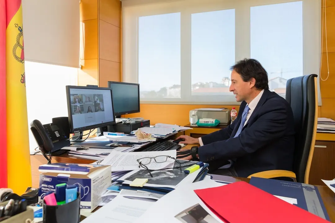 El consejero de Obras P&uacute;blicas, Ordenaci&oacute;n del Territorio y Urbanismo, Jos&eacute; Luis Gochicoa, mantiene una reuni&oacute;n telem&aacute;tica con la Confederaci&oacute;n Hidrogr&aacute;fica del Cant&aacute;brico y alcaldes del Saja