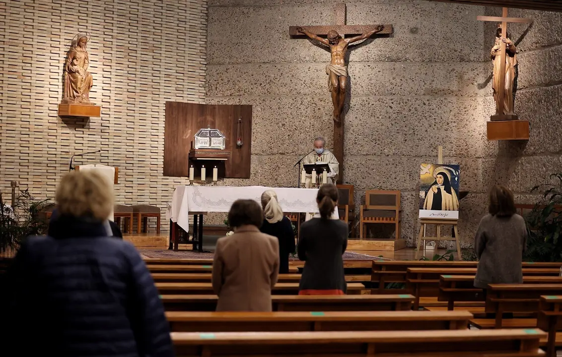 Celebraci&oacute;n de una misa con medidas frente al Covid