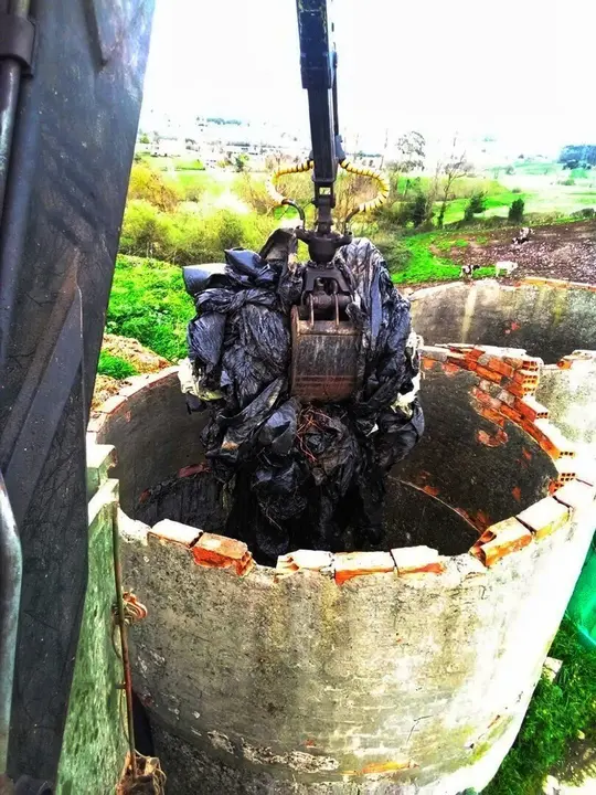 Recogida de pl&aacute;sticos agrarios en Hazas de Cesto