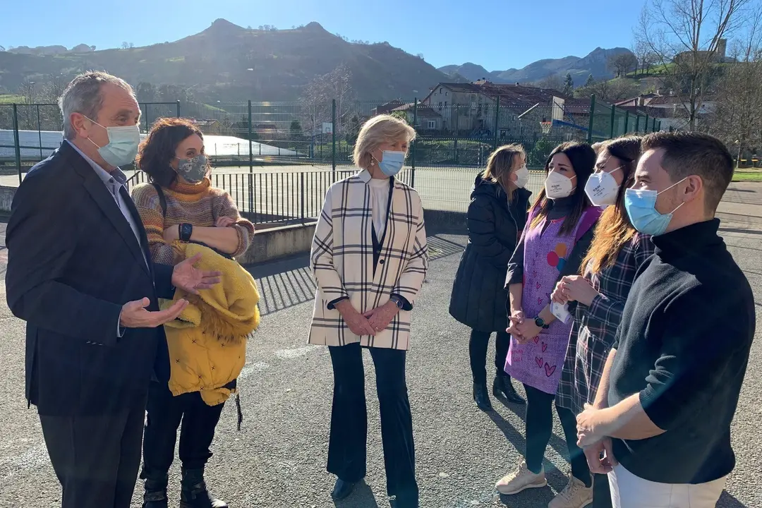 La consejera de Educaci&oacute;n, Marina Lomb&oacute;, en Li&eacute;rganes