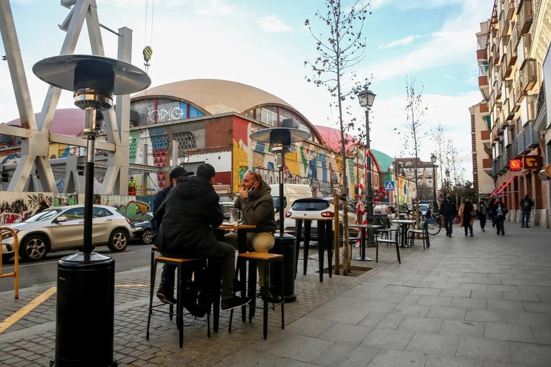 Varias mesas en una terraza del distrito de La Latina en Madrid (Espa&ntilde;a), a 1 de febrero de 2021.
