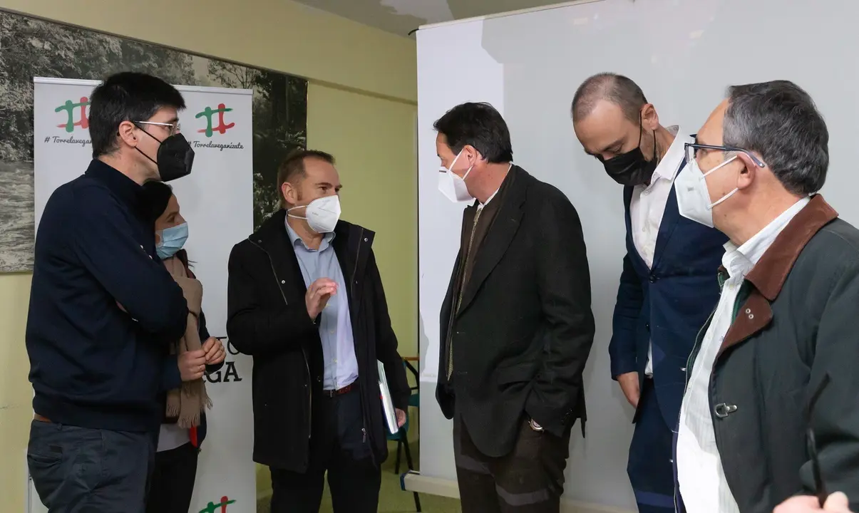 El consejero de Obras con el alcalde de Torrelavega