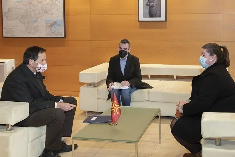 10:30 horas. Despacho del consejero de Obras P&uacute;blicas, Ordenaci&oacute;n del Territorio y Urbanismo
El consejero de Obras P&uacute;blicas, Ordenaci&oacute;n del Territorio y Urbanismo, Jos&eacute; Luis Gochicoa, se re&uacute;ne con el alcalde de Ampuero, V&iacute;ctor Guti&eacute;rrez.
